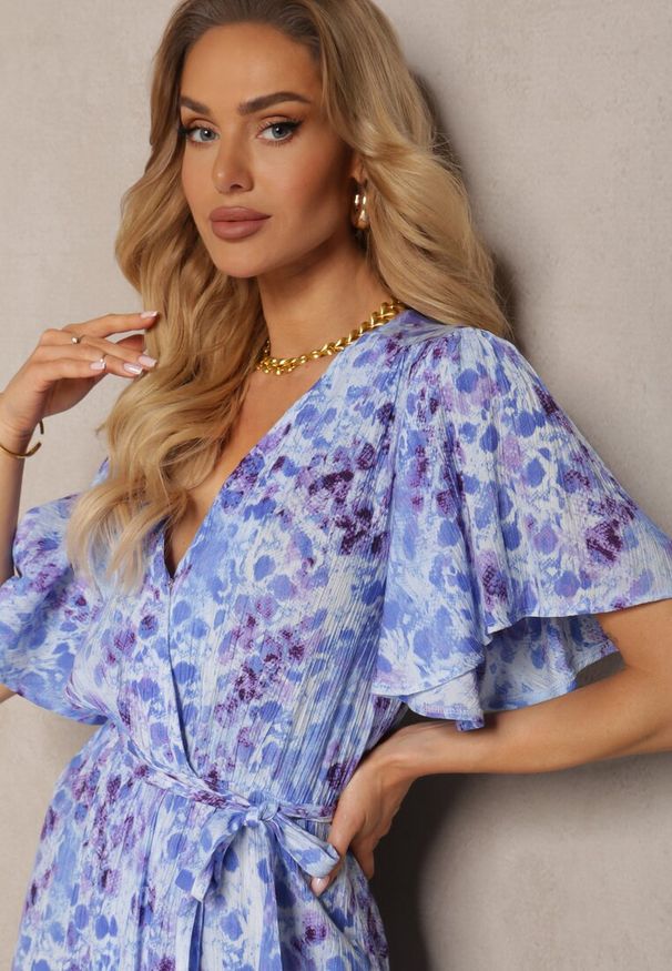 Renee - Niebiesko-Fioletowa Sukienka Efissa. Okazja: na co dzień, na spotkanie biznesowe, do pracy. Typ kołnierza: dekolt w kształcie V. Kolor: niebieski. Materiał: jeans. Wzór: aplikacja. Sezon: lato, wiosna. Styl: biznesowy, elegancki, casual