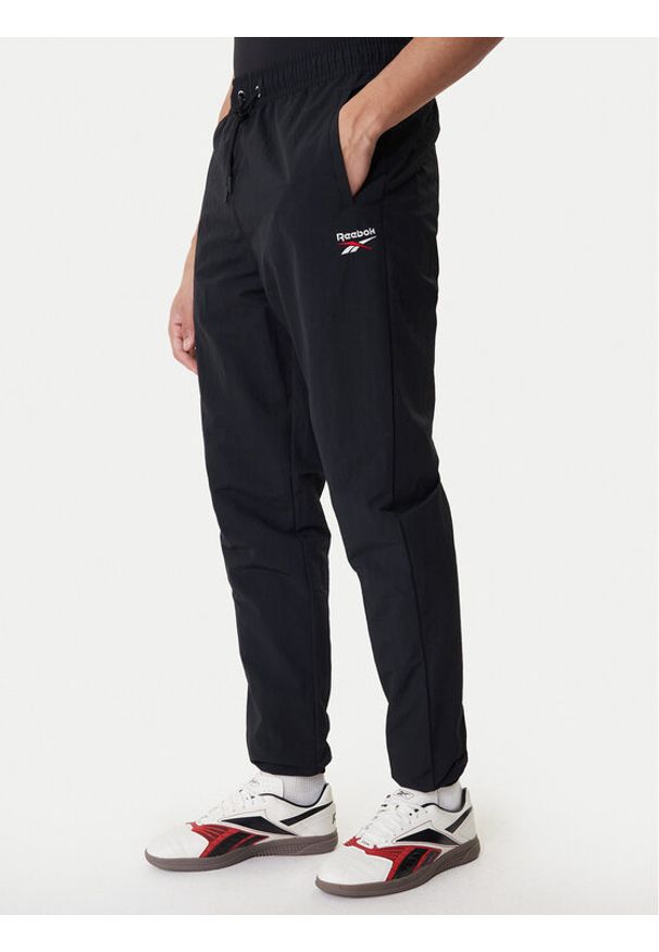 Reebok Spodnie dresowe Barrett RK25552CCM Czarny Regular Fit. Kolor: czarny. Materiał: syntetyk
