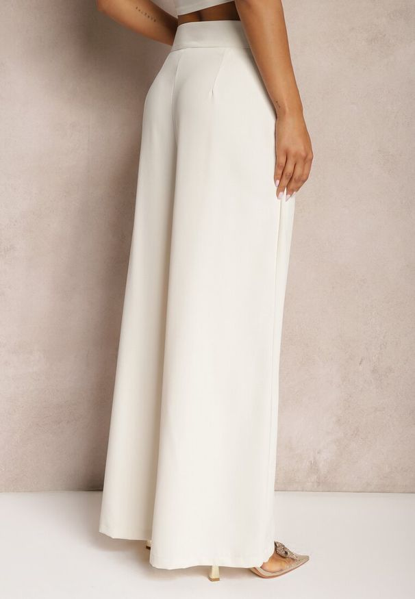 Renee - Jasnobeżowe Garniturowe Szerokie Spodnie High Waist Rissetto. Okazja: na spotkanie biznesowe. Stan: podwyższony. Kolor: beżowy. Styl: biznesowy, elegancki