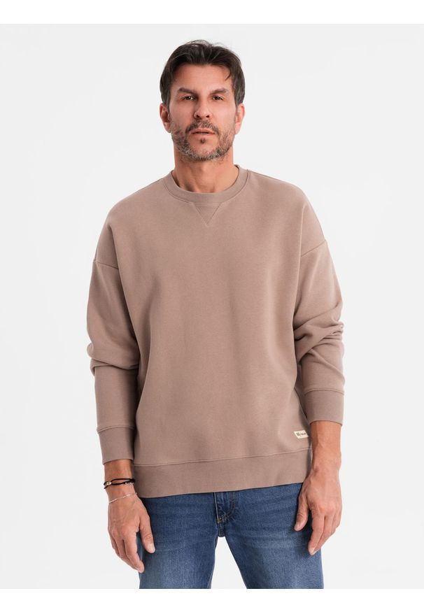 Ombre Clothing - Klasyczna dresowa bluza unisex z okrągłym dekoltem – brązowa V16 OU-SNBC-0104 - XL/XXL. Kolor: brązowy. Materiał: dresówka. Wzór: aplikacja. Styl: klasyczny