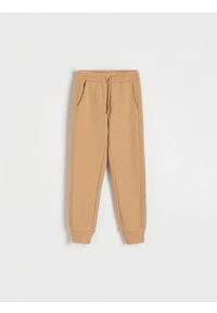 Reserved - Spodnie dresowe z bawełną - beżowy. Kolor: beżowy. Materiał: bawełna, dresówka #1