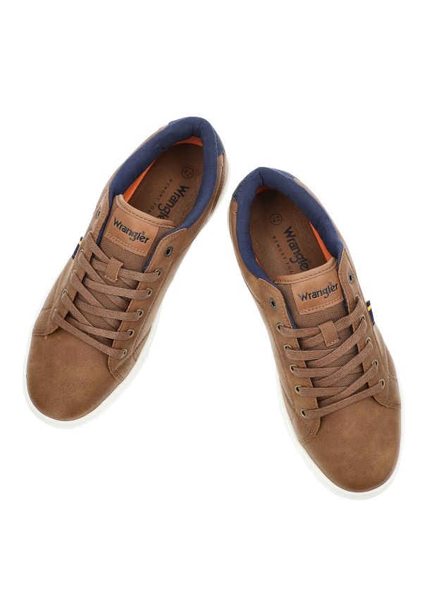 Brązowe Eleganckie Sneakersy Wrangler Stylowe Obuwie Męskie. Okazja: na co dzień, na spacer. Zapięcie: sznurówki. Kolor: brązowy. Materiał: jeans, materiał. Szerokość cholewki: normalna. Sezon: jesień. Sport: turystyka piesza