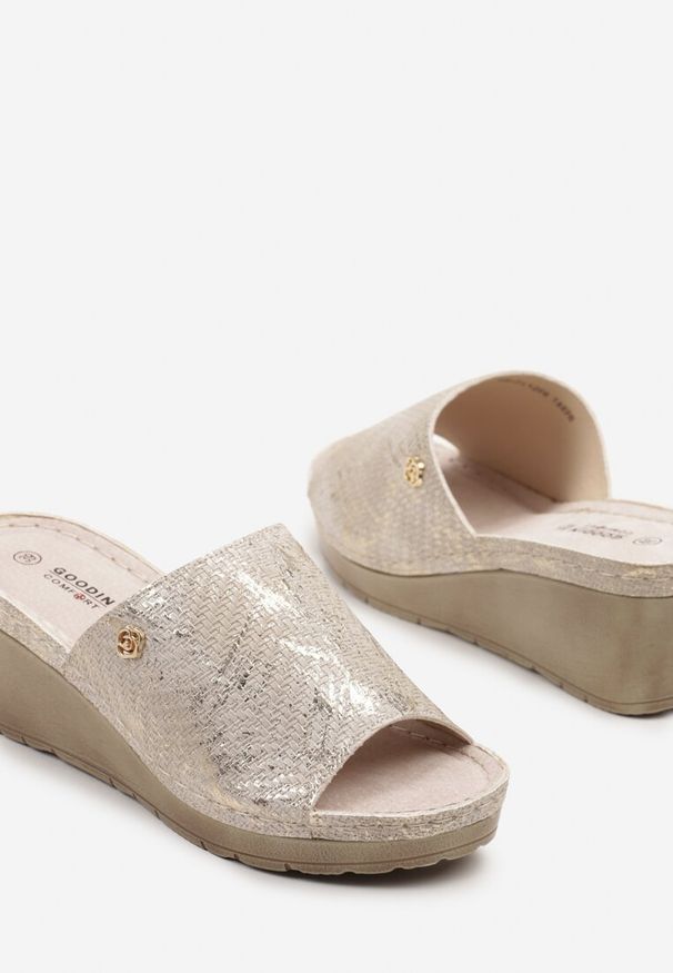 Born2be - Beżowe Klapki na Koturnie z Szerokim Paskiem i Skórzaną Wkładką Amirana. Kolor: beżowy. Materiał: skóra. Obcas: na koturnie. Styl: elegancki
