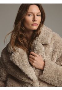 Reserved - Kurtka ze sztucznego baranka - kremowy. Kolor: kremowy #1