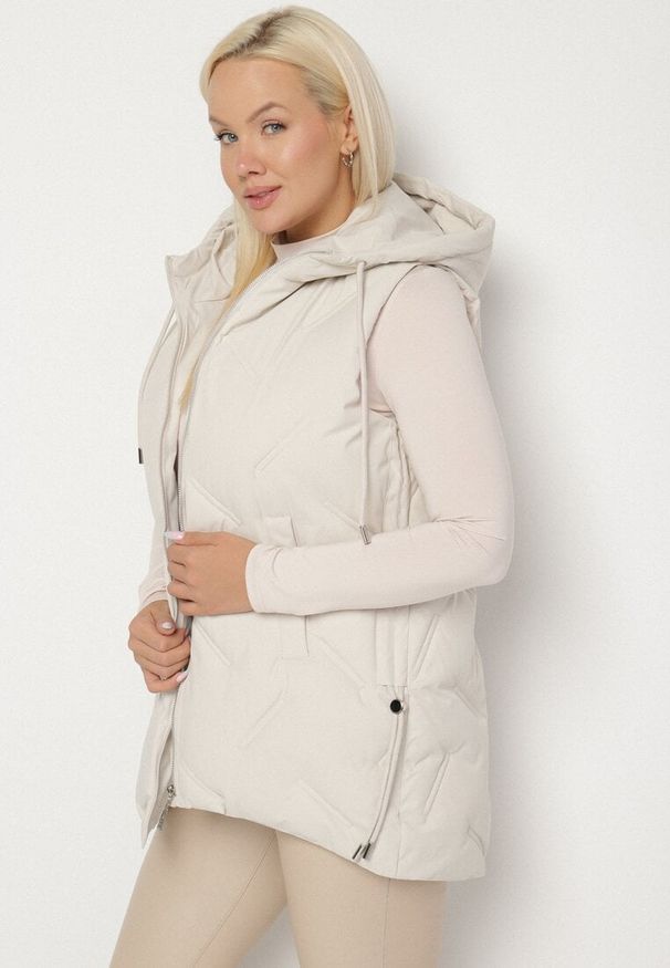 Born2be - Biała Przejściowa Kamizelka z Pikowanymi Przeszyciami i Kapturem Fesolira. Okazja: na co dzień. Kolekcja: plus size. Kolor: biały. Materiał: jeans. Styl: sportowy, casual