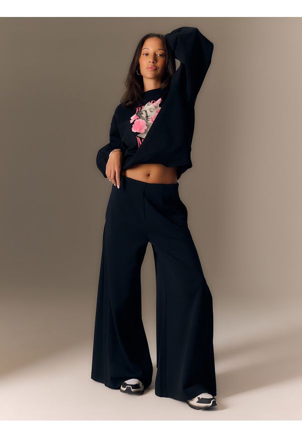 4f - 4F Spodnie z szerokimi nogawkami z modalem damskie - czarne XL. Okazja: na co dzień. Stan: podwyższony. Kolor: czarny. Materiał: dzianina, materiał. Wzór: gładki. Styl: casual, sportowy