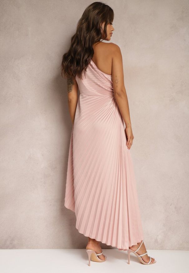 Renee - Różowa Asymetryczna Sukienka z Plisowanym Dołem i Aplikacją w Kształcie Kwiatu Fevima. Kolor: różowy. Wzór: aplikacja, kwiaty. Typ sukienki: asymetryczne. Styl: klasyczny