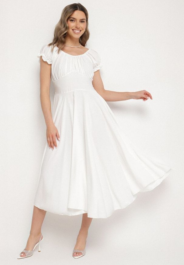 Born2be - Biała Sukienka z Bawełną Typu Hiszpanka z Ozdobnymi Bufkami Lunaleia. Okazja: na co dzień. Typ kołnierza: dekolt hiszpanka. Kolor: biały. Materiał: bawełna. Styl: klasyczny, casual, elegancki