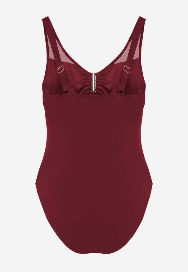 Born2be - Bordowy Strój Kąpielowy Jednoczęściowy z Metaliczną Ozdobą i Marszczeniem Chelviane. Kolekcja: plus size. Kolor: czerwony. Wzór: aplikacja