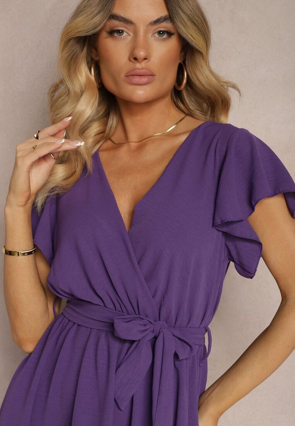 Renee - Fioletowa Sukienka z Asymetrycznym Tyłem z Kopertowym Dekoltem Ozdobiona Paskiem w Talii Toridia. Okazja: na randkę, na imprezę. Typ kołnierza: dekolt kopertowy. Kolor: fioletowy. Długość rękawa: krótki rękaw. Wzór: aplikacja. Typ sukienki: asymetryczne, kopertowe. Styl: elegancki