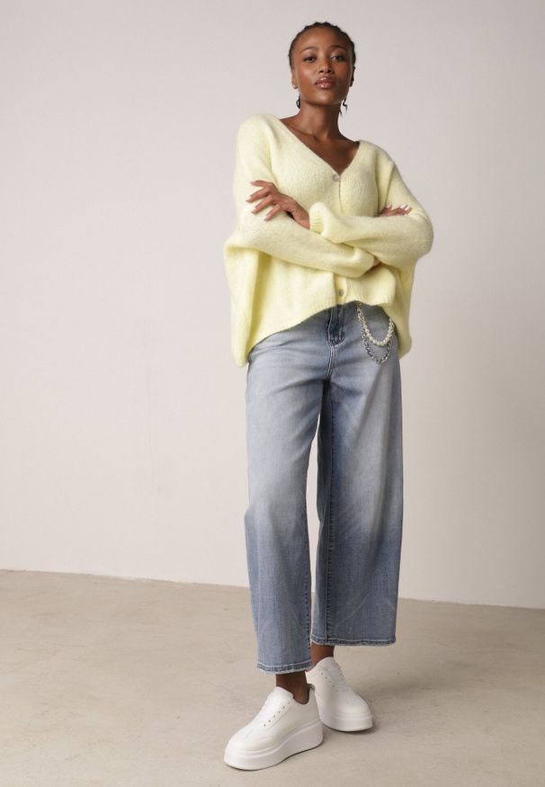 Born2be - Niebieskie Jeansy Szerokie Wysoki Stan z Bawełną i Ozdobnym Łańcuchem Antiolea. Stan: podwyższony. Kolor: niebieski. Styl: elegancki, klasyczny