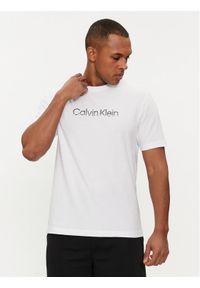 Calvin Klein T-Shirt Degrade Logo K10K112501 Biały Regular Fit. Kolor: biały. Materiał: bawełna