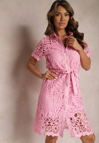 Renee - Różowa Koszulowa Sukienka Midi z Ażurowym Zdobieniem Tatrasi. Kolor: różowy. Materiał: materiał, koronka. Długość rękawa: krótki rękaw. Wzór: ażurowy, aplikacja. Typ sukienki: koszulowe. Długość: midi #5