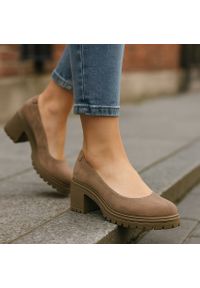 Beżowe Półbuty Armodo Eleganckie Obuwie Damskie. Okazja: na co dzień, do pracy. Kolor: beżowy. Materiał: zamsz. Obcas: na obcasie. Styl: elegancki. Wysokość obcasa: średni #7