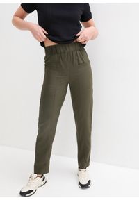 bonprix - Szerokie spodnie z naszywanymi kieszeniami i wysokim, wygodnym paskiem w talii. Kolor: zielony
