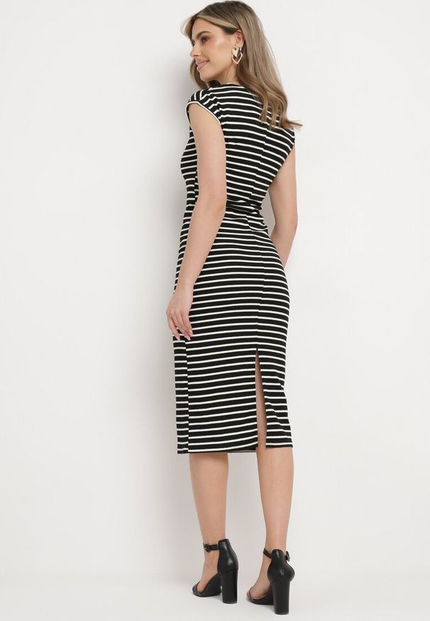 Born2be - Czarno-Biała Dopasowana Sukienka bez Rękawów z Rozcięciami Vielara. Okazja: na co dzień. Kolor: czarny. Materiał: dzianina. Długość rękawa: bez rękawów. Sezon: lato. Typ sukienki: dopasowane. Styl: casual, elegancki