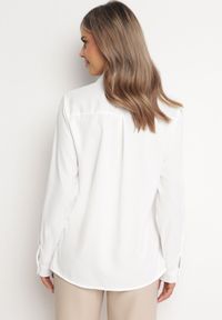 Born2be - Biała Koszula z Kieszeniami w Cyrkonie Atecanta. Kolor: biały. Materiał: tkanina. Długość rękawa: długi rękaw. Długość: długie. Wzór: aplikacja, gładki #4