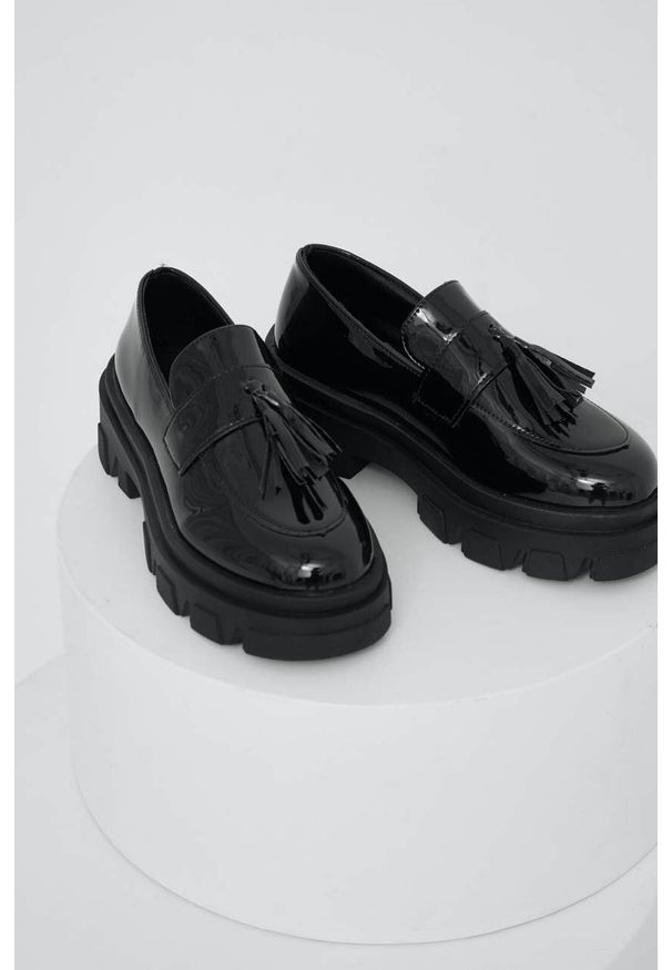 Answear Lab mokasyny damskie kolor czarny na platformie. Nosek buta: okrągły. Kolor: czarny. Materiał: guma. Obcas: na platformie. Styl: wakacyjny