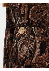 Guess Sukienka codzienna W5BK53 W2770 Brązowy Regular Fit. Okazja: na co dzień. Kolor: brązowy. Materiał: syntetyk. Typ sukienki: proste. Styl: casual #5