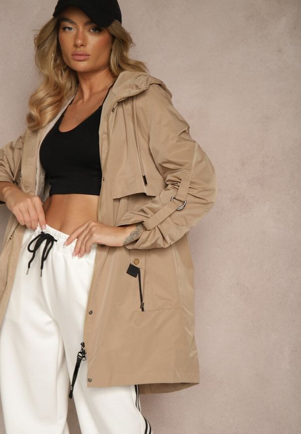 Renee - Jasnobrązowy Płaszcz Kurtka Wiatrówka z Kapturem Arivina. Okazja: na co dzień. Typ kołnierza: kaptur. Kolor: brązowy. Materiał: jeans. Wzór: aplikacja. Styl: elegancki, casual