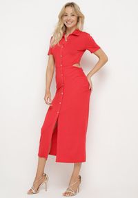 Born2be - Czerwona Sukienka Koszulowa z Wycięciami w Talii i i Marszczeniami Zapinana na Guziki Quvlea. Okazja: na co dzień. Kolor: czerwony. Materiał: jeans, wiskoza. Typ sukienki: koszulowe. Styl: casual #1