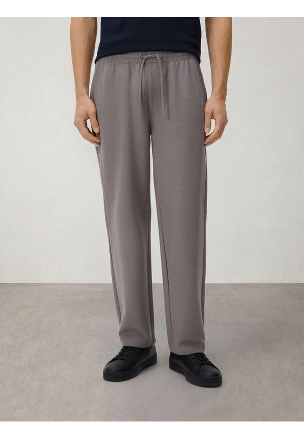 Reserved - Spodnie z wiązaniem - brązowy. Kolor: brązowy. Materiał: dzianina, bawełna