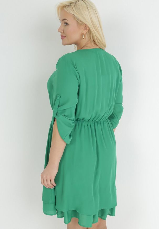 Born2be - Zielona Rozkloszowana Sukienka Mini z Ozdobnym Dekoltem i Gumką w Pasie Braely. Kolor: zielony. Materiał: jeans, guma. Długość rękawa: krótki rękaw. Wzór: aplikacja. Styl: elegancki. Długość: mini