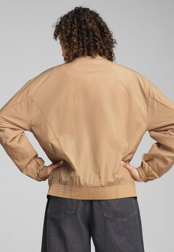 Puma - Damska kurta Style PUMA Warm Beige Brown. Typ kołnierza: kołnierzyk stójkowy. Kolor: brązowy, beżowy, wielokolorowy. Materiał: guma. Wzór: nadruk