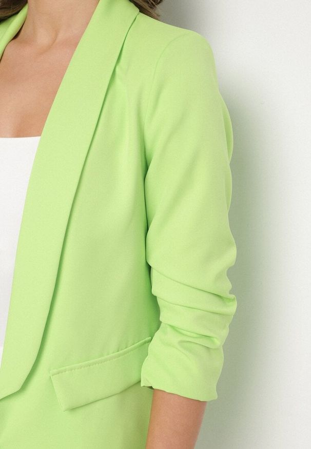 Born2be - Jasnozielona Elegancka Marynarka z Rękawami 7/8 i Ozdobnymi Klapami Novse. Kolor: zielony. Materiał: poliester. Styl: elegancki