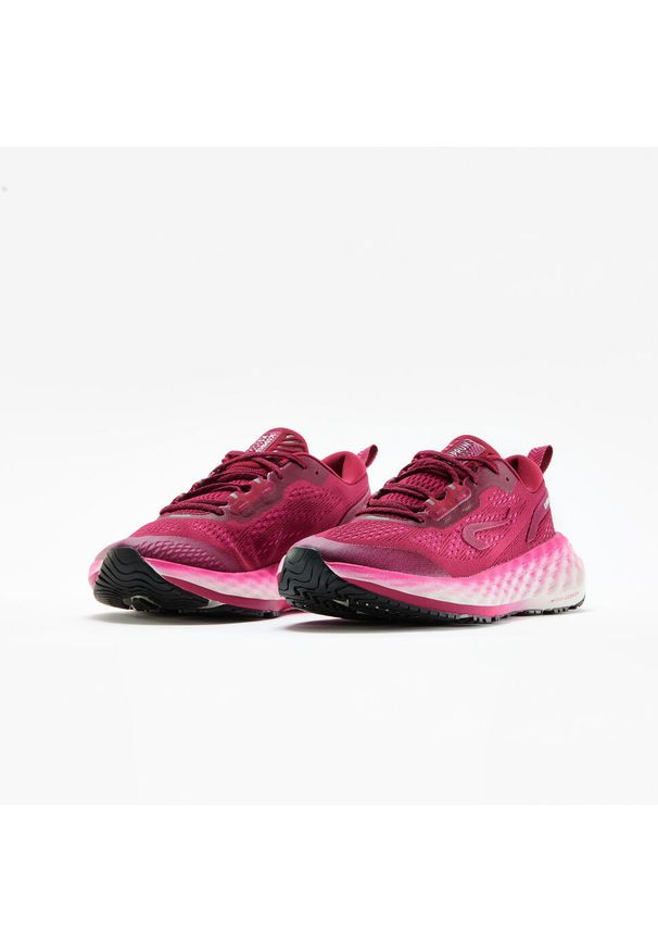 KIPRUN - Buty do biegania damskie Kiprun KS900. Kolor: fioletowy, różowy, biały, wielokolorowy. Szerokość cholewki: normalna. Wzór: geometria, jednolity. Sport: bieganie