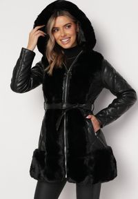Born2be - Czarna Pikowana Kurtka z Kapturem Wiązana Paskiem Ozdobiona Sztucznym Futerkiem Sagure. Typ kołnierza: kaptur. Kolor: czarny. Materiał: futro. Wzór: aplikacja