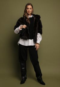 Born2be - Czarna Kurtka Futerko Oversize z Kapturem i Rękawami 3/4 Idanne. Okazja: na co dzień. Typ kołnierza: kaptur. Kolor: czarny. Materiał: futro. Styl: klasyczny, casual, elegancki #2