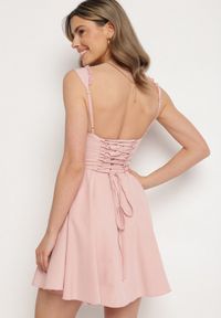 Born2be - Różowa Rozkloszowana Sukienka Vices w Rustykalnym Stylu z Wiązaniem Gorsetowym Foliora. Okazja: na co dzień. Typ kołnierza: dekolt gorset. Kolor: różowy. Długość rękawa: na ramiączkach. Typ sukienki: gorsetowe. Styl: elegancki, casual, klasyczny #2