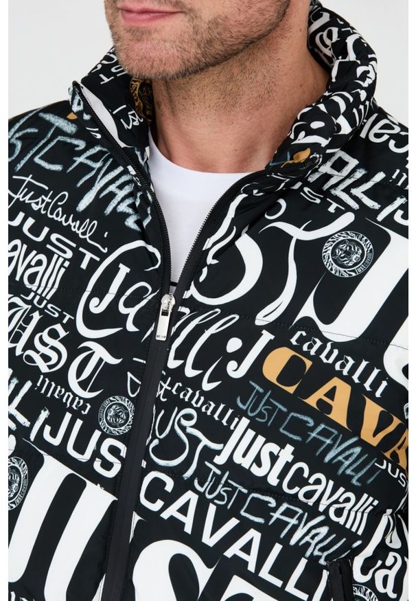 Just Cavalli - JUST CAVALLI Czarna męska kurtka Print Lettering, Rozmiar 50. Kolor: czarny. Wzór: nadruk