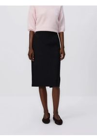 Reserved - Spódnica midi z przeszyciem - czarny. Kolor: czarny. Materiał: dzianina #1