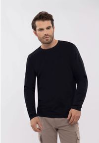 Volcano - Granatowy longsleeve L-HALS. Kolekcja: plus size. Kolor: niebieski. Materiał: bawełna, materiał, dresówka, włókno, skóra. Długość rękawa: długi rękaw. Długość: długie. Wzór: aplikacja, gładki. Sezon: zima, jesień, wiosna, lato. Styl: klasyczny #1