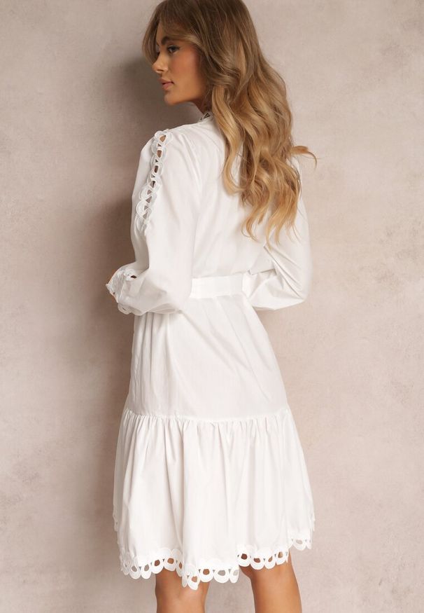 Renee - Biała Sukienka Midi z Ażurowymi Wstawkami i Wiązanym Paskiem Hudo. Typ kołnierza: kołnierzyk stójkowy. Kolor: biały. Wzór: ażurowy. Długość: midi