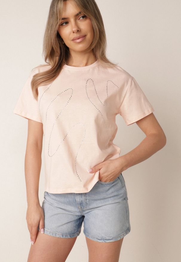 Born2be - Różowy Bawełniany T-shirt Ozdobiony Cyrkoniami Monomene. Okazja: na co dzień. Kolor: różowy. Materiał: bawełna. Wzór: aplikacja. Styl: elegancki, casual