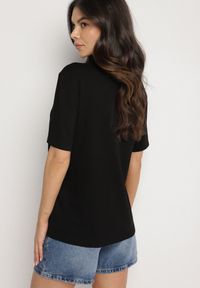 Born2be - Czarny Klasyczny T-shirt o Kroju Oversize z Wiskozą Aderisa. Okazja: na co dzień. Kolor: czarny. Materiał: wiskoza. Styl: klasyczny