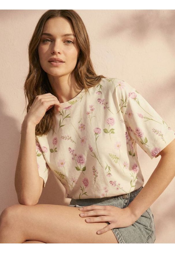 Sinsay - Bawełniana koszulka w kwiaty - wielobarwny. Materiał: bawełna. Wzór: kwiaty