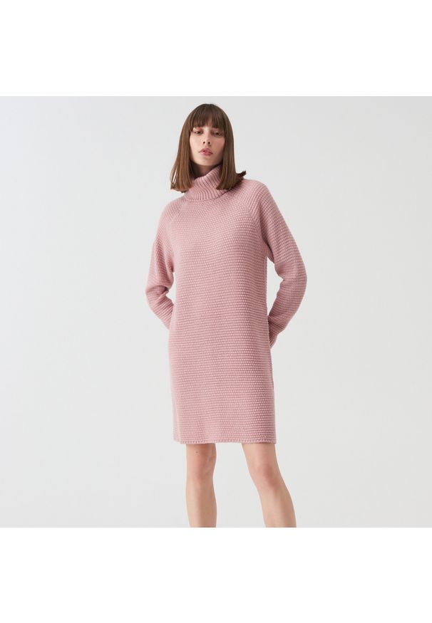 Sinsay - Długi sweter oversize z golfem - Różowy. Typ kołnierza: golf. Kolor: różowy. Długość: długie