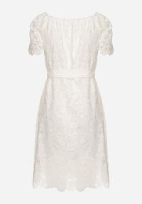 Born2be - Biała Koronkowa Sukienka z Bawełną Ozdobiona Paskiem z Perełkami i Cyrkoniami Nerevin. Okazja: na co dzień, na imprezę. Kolor: biały. Materiał: bawełna, koronka. Wzór: aplikacja. Typ sukienki: proste. Styl: casual, klasyczny #4