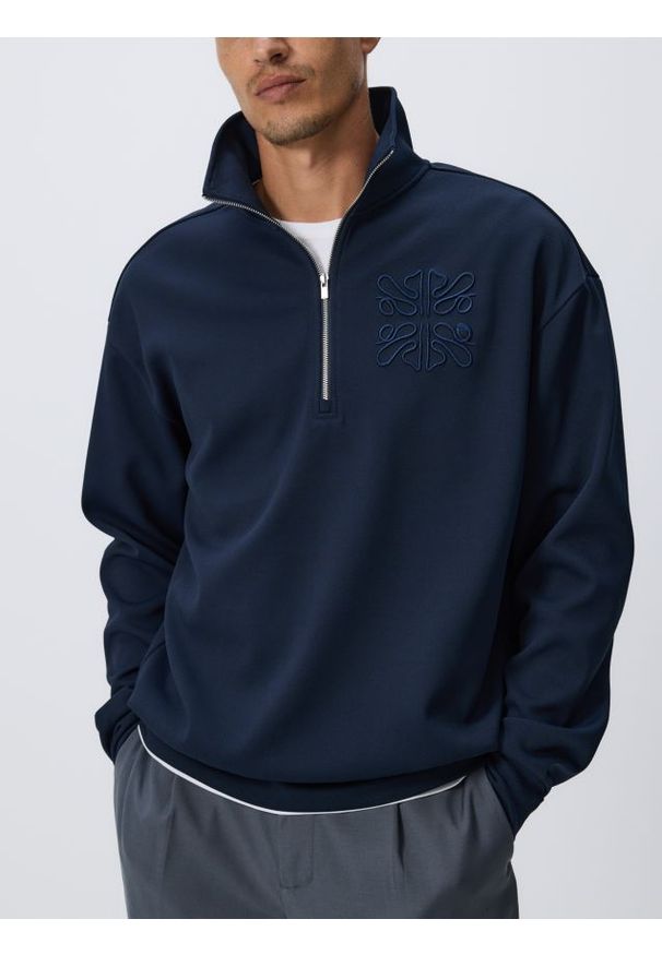 Reserved - Bluza z haftem - granatowy. Kolor: niebieski. Materiał: dzianina. Wzór: haft