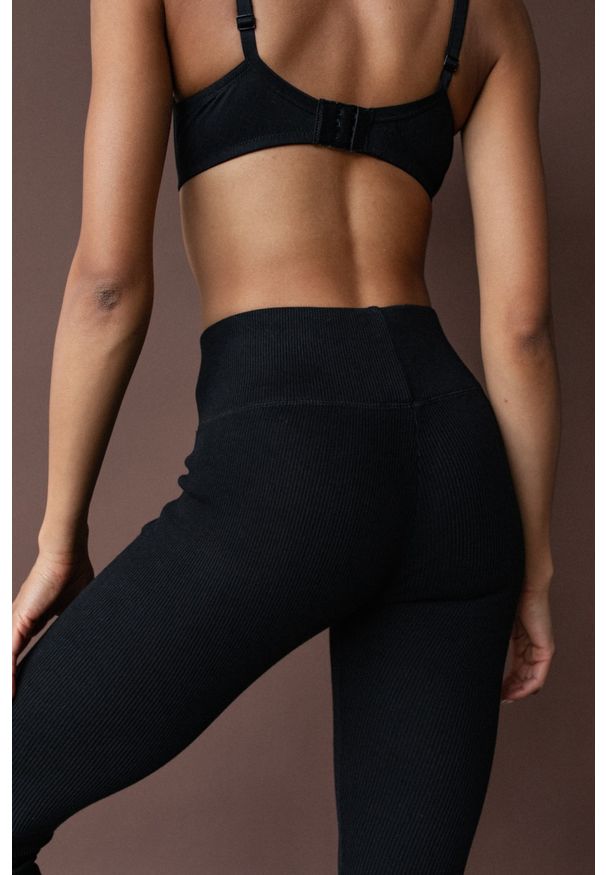 Marsala - Legginsy damskie z prążkowanej dzianiny w kolorze TOTALLY BLACK - HIPS. Okazja: na co dzień. Materiał: dzianina, prążkowany. Styl: casual, sportowy