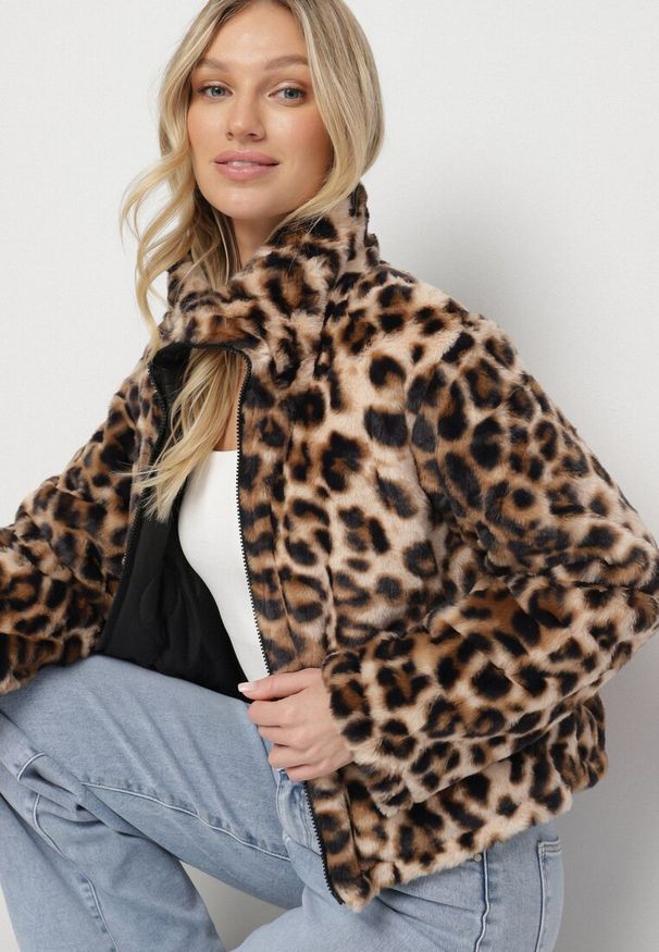 Born2be - Czarna Pikowana Kurtka Dwustronna ze Stójką i Ściągaczem z Futerkiem w Panterkę Cesila. Okazja: na co dzień. Typ kołnierza: kołnierzyk stójkowy. Kolor: czarny. Materiał: futro. Długość rękawa: długi rękaw. Długość: długie. Wzór: motyw zwierzęcy. Styl: klasyczny, casual