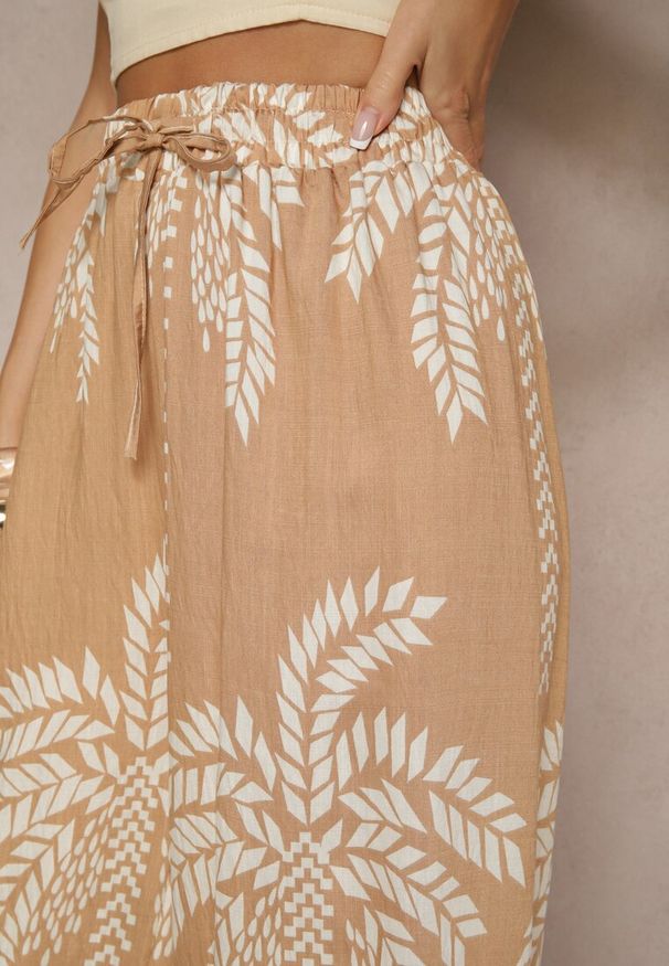 Renee - Ciemnobeżowe Spodnie z Wiskozy o Szerokim Kroju High Waist z Palmami Varritia. Okazja: na co dzień. Stan: podwyższony. Kolor: beżowy. Materiał: wiskoza. Sezon: lato. Styl: elegancki, casual