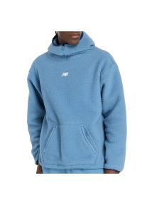 Bluza New Balance MT44584HEB - niebieska. Typ kołnierza: kaptur, kołnierzyk stójkowy. Kolor: niebieski. Materiał: poliester, tkanina. Styl: klasyczny