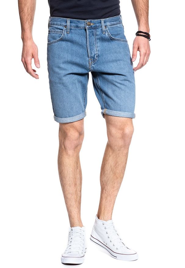 Lee - SPODENKI LEE 5 POCKET SHORT LIGHT NEWPO L73EJLKB 112120434. Okazja: na uczelnię, na co dzień. Materiał: jeans, materiał, bawełna, denim, tkanina. Długość: krótkie. Wzór: aplikacja. Sezon: lato. Styl: klasyczny, casual