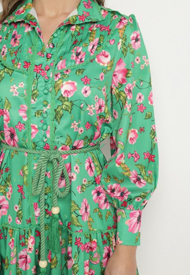 Born2be - Zielona Koszulowa Sukienka ze Stójką i Falbanką Madalyn. Typ kołnierza: kołnierzyk stójkowy. Kolor: zielony. Materiał: koronka. Typ sukienki: koszulowe