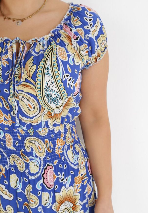 Born2be - Niebieska Rozkloszowana Sukienka Hiszpanka Maxi z Gumkami w Pasie z Bawełny Briyenn. Typ kołnierza: dekolt hiszpanka. Kolor: niebieski. Materiał: bawełna. Wzór: kwiaty. Sezon: wiosna, lato. Długość: maxi